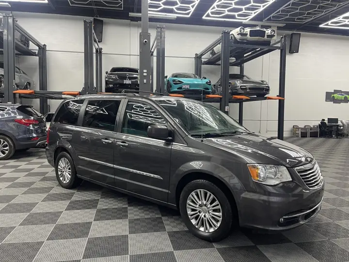 2016 Chrysler Town & Country, grey