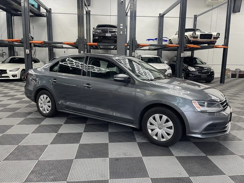 2016 Volkswagen Jetta — photo 1 of 10